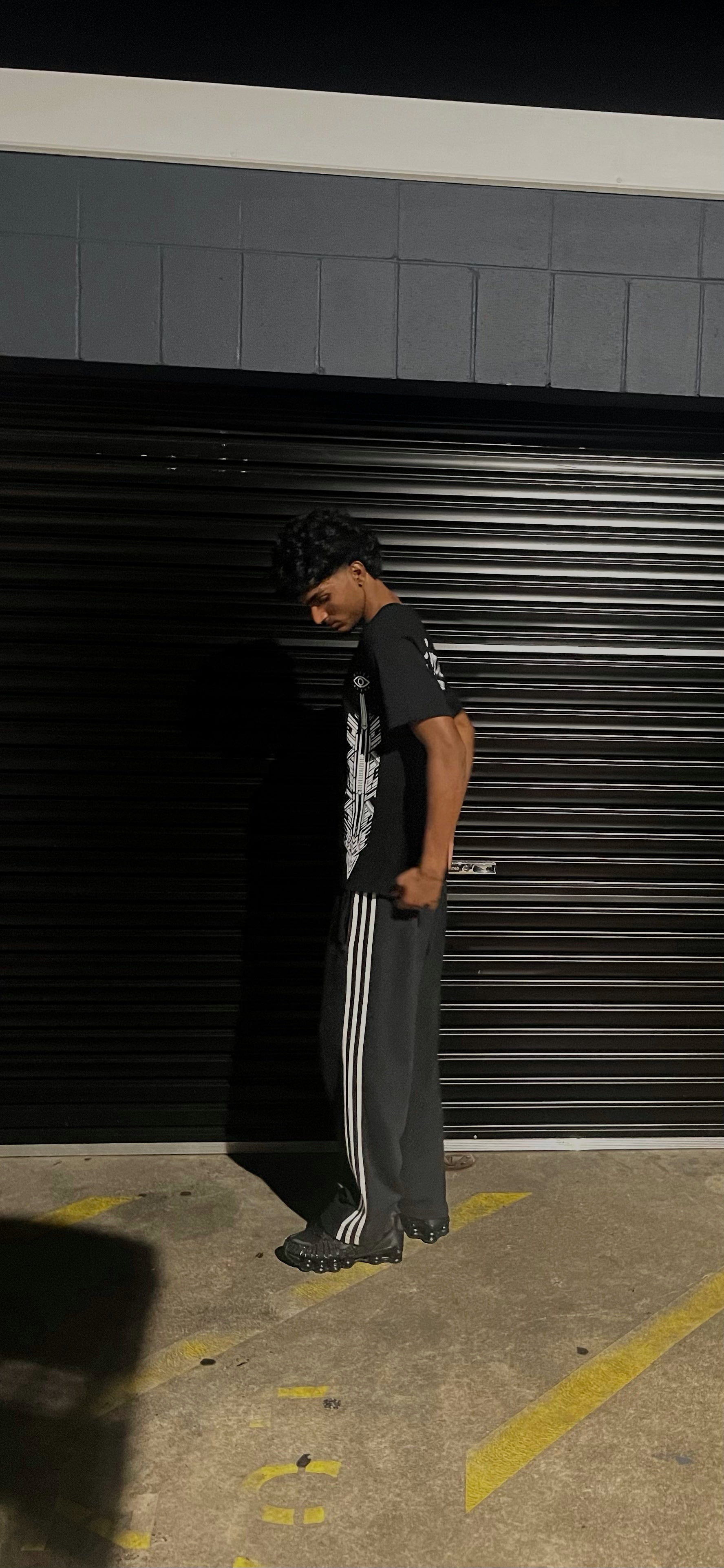 VINAKA™ Boxy Graphic Tee - Black