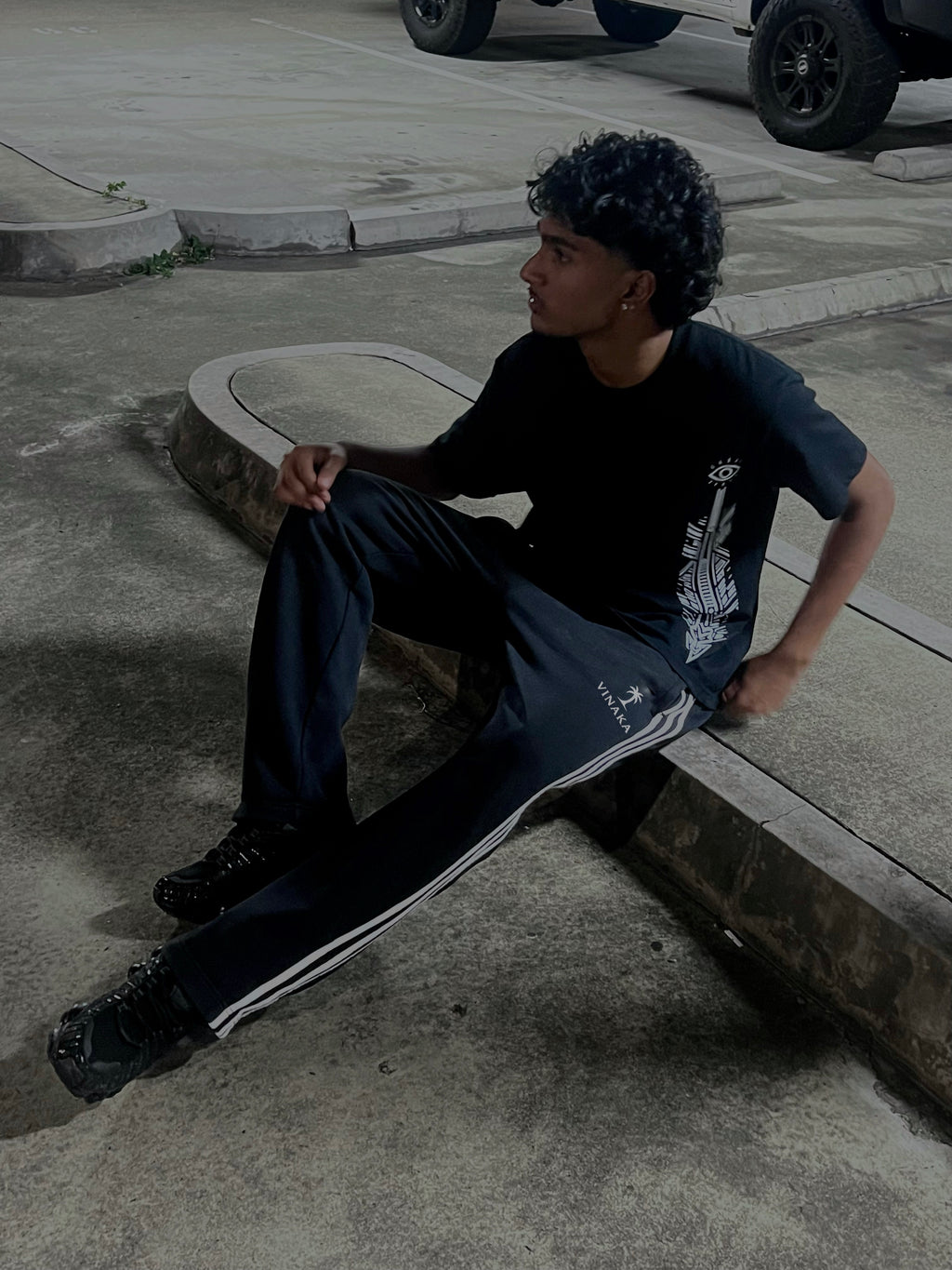 VINAKA™ Boxy Graphic Tee - Black