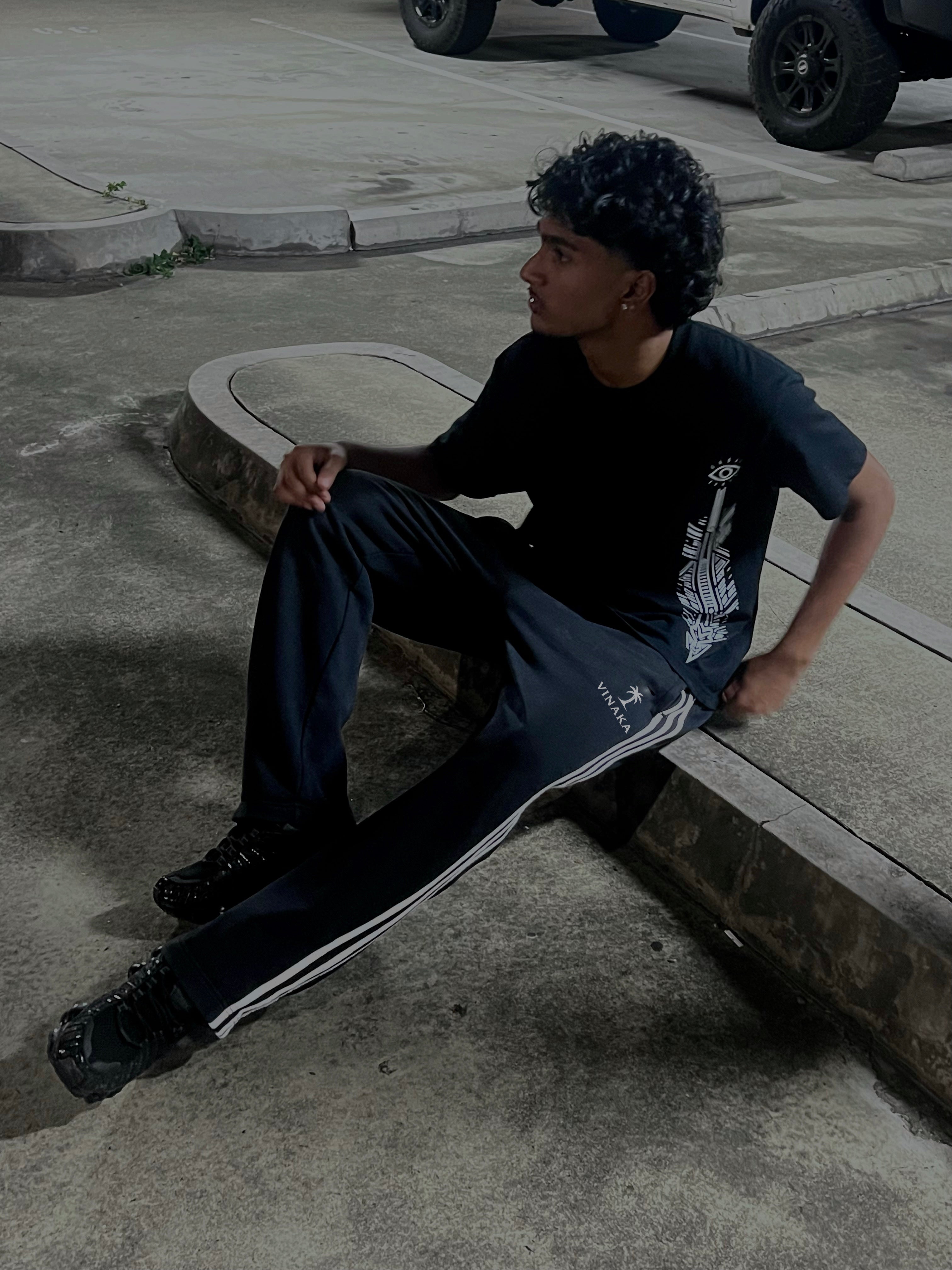 VINAKA™ Boxy Graphic Tee - Black