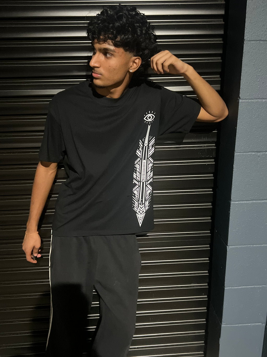 VINAKA™ Boxy Graphic Tee - Black